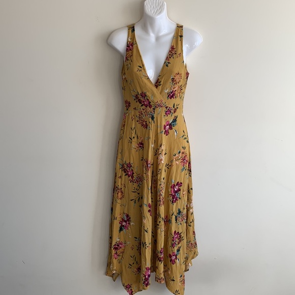 Dynamite Floral Dress - Picture 2 of 11
